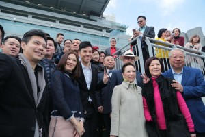 東華三院副主席王賢誌先生(前排左三)的馬匹「大將風馳」，於當日第二場賽事中奪冠。