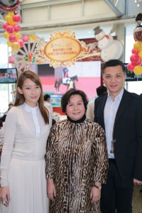 東華三院主席何超蕸小姐與東華三院副主席陳祖恆先生及夫人合照。