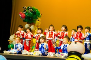 東華三院廖恩德紀念幼稚園學生於校慶典禮上作出精彩表演。