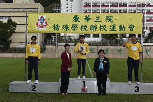 主禮嘉賓香港智障人士體育協會執行委員會副主席倪文玲太平紳士(左二)在東華三院主席何超蕸小姐(右二)陪同下頒發獎項予勝出健兒。