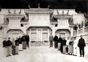 1923年馬棚先友墳場峻工後各人合照，站於最高階梯靠右者為何想先生。