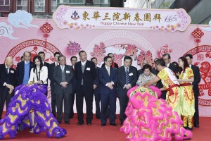 東華三院何超蕸主席(前排右二)與第一副主席馬陳家歡女士(前排左一)主持簪花掛紅儀式。