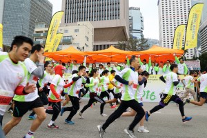 政務司司長林鄭月娥GBS太平紳士、東華三院主席何超蕸小姐、香港賽馬會董事李家祥博士、立法會議員張國柱先生、香港警務處中區警區指揮官林振名總警司、「星中之星—香港傑出運動員」蘇樺偉先生、東華三院「共融大使」陳展鵬先生，以及鄭欣宜小姐一同主持iRun鳴槍儀式。