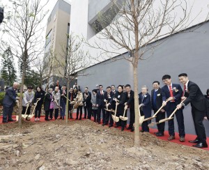 出席嘉賓於正門小花園主持植樹儀式，象徵學生在優良的學習環境下茁壯成長。