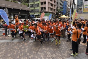 參賽隊伍在上環永樂街休憩公園出發，參加「Cheer Up」城市定向比賽。