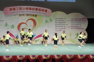 東華三院小學學生於東華三院小學聯校畢業典禮上表演。