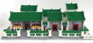 東華三院文武廟積木，比例為1:87、實物尺寸32cm(闊) x 19cm(深) x 12cm(高)、 重量0.72公斤。