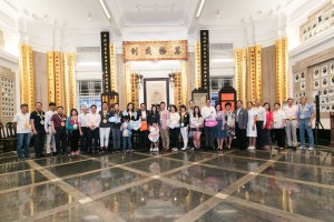 圖一為東華三院主席馬陳家歡女士(左十三)、董事局成員及其他義工在出發賣旗前大合照。