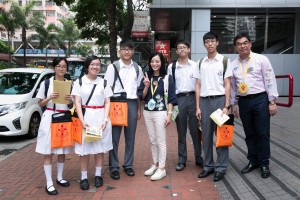 圖三為東華三院主席馬陳家歡女士(左四)走訪各個地點，為義工學生打氣。