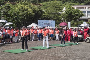 圖三為觀瀾湖集團副主席朱鼎耀先生﹝左二﹞、東華三院主席馬陳家歡女士﹝右二﹞、東華三院副主席李鋈麟博士太平紳士﹝左一﹞及東華三院副主席文穎怡小姐﹝右一﹞為慈善揮出亮麗一桿，為是次高爾夫球慈善大賽揭開序幕。