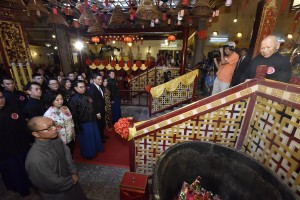 東華三院己酉年主席黎時煖BBS太平紳士為秋祭典禮主祭，並由應屆東華三院馬陳家歡主席暨董事局成員陪祭。