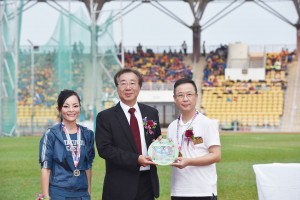  圖二為東華三院主席兼名譽校監馬陳家歡女士（左）陪同東華三院副主席兼學務委員會主任委員蔡榮星博士（右）致送紀念品予香港業餘田徑總會主席關祺先生。