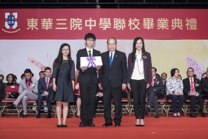 圖一為東華三院主席兼名譽校監馬陳家歡女士（右）陪同勞工及福利局局長張建宗GBS太平紳士 （右二）頒發畢業證書予畢業學生代表。