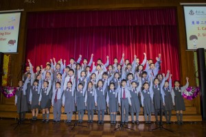 圖三為東華三院小學聯校合唱團為觀眾唱出兩首悅耳的英文歌曲。