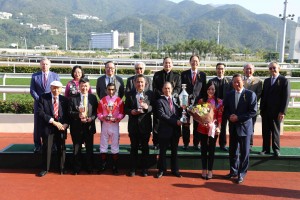 圖三為東華三院主席馬陳家歡女士頒發「東華三院挑戰盃」，與馬匹「祥勝駿駒」的馬主、練馬師及騎師合照。