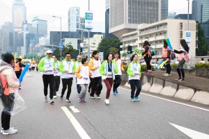 圖五及六為今年新增設的慢活跑，由150名精神健康大使在iRun會場上帶領智障人士以靜觀減壓練習態度進行慢跑。