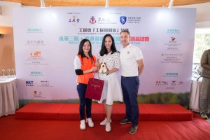 圖四為東華三院馬陳家歡主席(左一)頒發「女子個人總桿獎」冠軍予Ms. Amina NG，她以桿數80桿勇奪獎項。