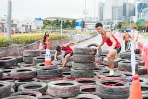 圖三及四為參賽者憑著毅力跨越重重難關，完成賽事。