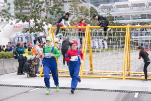 圖五及六為參賽者「扮鬼扮馬」，以別出心裁的服飾競逐「最佳造型奬」。