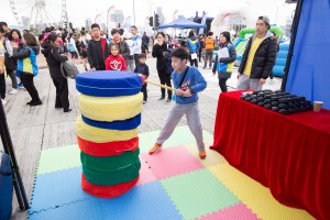 圖八為現場設有精彩表演、攤位遊戲，以及兒童樂園，讓參賽者可帶同孩子一起參與，播下善的種子。