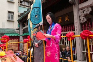 東華三院主席馬陳家歡女士宣讀祝文