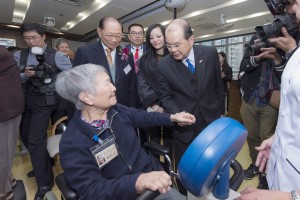 在東華三院馬陳家歡主席及董事局成員陪同下，政務司司長張建宗GBS太平紳士和善長朱嘉樂博士,BBS與住宿長者進行交流，暢談和分享他們在東華三院朱壽祥護養院的生活和體驗。