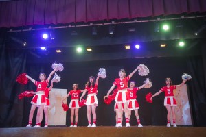 圖二及圖三東華三院黃鳳翎中學學生在40周年校慶典禮上的精彩表演。