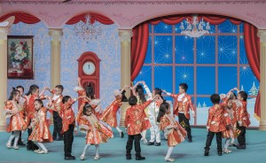 幼稚園學生於東華三院幼稚園聯校畢業典禮上表演。