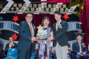 東華三院主席兼校監李鋈麟博士太平紳士（左）在東華三院副主席王賢誌先生（右）陪同下，致送紀念品予主禮嘉賓教育局東區總學校發展主任麥吟月女士（中）。