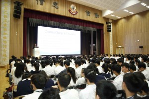 多位專家與學生就「馬來西亞青年人在『一帶一路』參與情況」、「『一帶一路』制度構建」、「『一帶一路』的青年政策（緬甸）」及「『一帶一路』與青年機遇」作出分享，台下學生留心細聽。