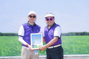 東華三院主席李鋈麟博士太平紳士(右)致送紀念品予冠名贊助機構代表馬清揚副主席(左)。
