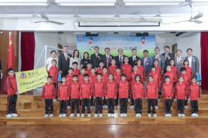 啟動禮的一眾嘉賓與獲選參加日本文化交流團的有品足球大使合照。