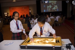 學生大使於展覽晚宴上作沙畫及無伴奏合唱表演，使晚宴更添藝術氣息。