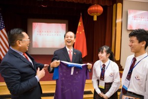 東華三院主席李鋈麟博士太平紳士（左一）帶領一眾學生大使拜訪中國駐舊金山領事館，與羅林泉總領事（左二）作交流，眾人言談甚歡。