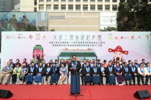 Dr. LEE Yuk Lun, JP, the Chairman of Tung Wah Group of Hospitals, delivered the welcoming speech at the Kick-off Ceremony of the “Man Mo Parade to Celebrate the 170th Anniversary of TWGHs Man Mo Temple cum 20th Anniversary of the Establishment of the HKSAR”.