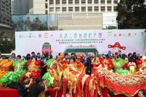 Guests gathered to perform the Eye-dotting Ceremony for a hundred-feet golden dragon and auspicious lions.