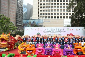 A group photo of Board Members of Tung Wah Group of Hospitals and guests with the golden dragon and auspicious lions.