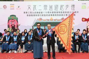 The Hon. LAU Kong Wah, JP (right), Secretary for Home Affairs, presented the Convoy Flag to Dr. LEE Yuk Lun, JP (left), the Chairman of Tung Wah Group of Hospitals, to kick start the Parade.