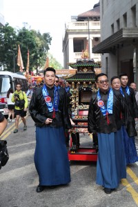 Led by the 2 divine sedan chairs conveying the Man Cheong (the God of Civil) and Mo Ti (the God of Martial) and the Board Members of Tung Wah Group of Hospitals, the procession headed towards Man Mo Temple.