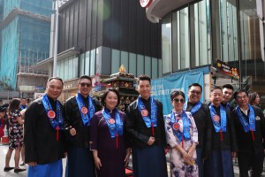 Led by the 2 divine sedan chairs conveying the Man Cheong (the God of Civil) and Mo Ti (the God of Martial) and the Board Members of Tung Wah Group of Hospitals, the procession headed towards Man Mo Temple.