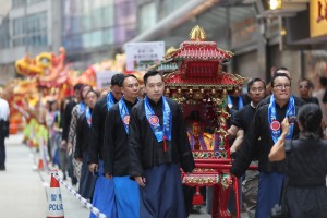 Led by the 2 divine sedan chairs conveying the Man Cheong (the God of Civil) and Mo Ti (the God of Martial) and the Board Members of Tung Wah Group of Hospitals, the procession headed towards Man Mo Temple.