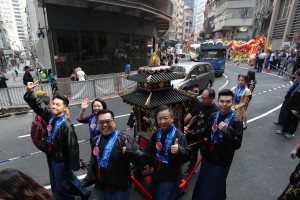 巡遊隊伍以東華三院董事局成員與載有文武二帝神像的鑾輿為首，向文武廟出發。