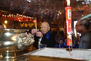 Accompanied by Board Members of Tung Wah Group of Hospitals, Mr. LAI Sze Nuen, SBS, JP, Chairman of Tung Wah Group of Hospitals 1969/1970 performed the Rites.