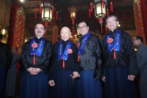 (From left) A group photo of Prof. CHOW Chun Kay, Stephen, GBS, JP, Member of the Advisory Board cum Chairman of Tung Wah Group of Hospitals 2001/2002, the Sacrificial Odes Reader, Mr. LAI Sze Nuen, SBS, JP, Chairman of Tung Wah Group of Hospitals 1969/1970, the Chief Celebrant, Dr. LEE Yuk Lun, JP, the Chairman of Tung Wah Group of Hospitals and Mr. YU Shiu Tin, Paul, BBS, JP, Member of the Advisory Board cum Chairman of Tung Wah Group of Hospitals 1988/1989, Master of the Ceremonies.