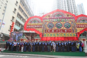 A group photo of Board Members of Tung Wah Group of Hospitals and guests in front of TWGHs Man Mo Temple upon the completion of the Autumn Sacrificial Rites.