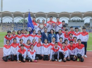 東華三院主席兼名譽校監李鋈麟博士太平紳士（第三排左八）、東華三院副主席兼學務委員會主任委員文穎怡小姐（第三排右六）與全場總冠軍黃笏南中學學生合照。