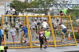 圖三及四為參賽者衝勁十足，克服挑戰和難關，直達終點。