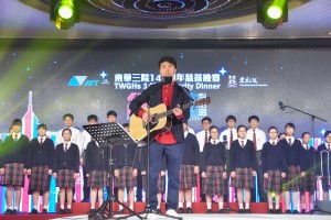 圖八為歌手黃劍文先生聯同東華三院學生演唱多首燴炙人口的本地金曲，喚起屬於香港人的集體回憶。