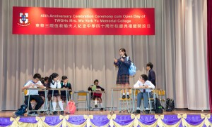 學生於東華三院伍若瑜夫人紀念中學40周年校慶典禮上表演。