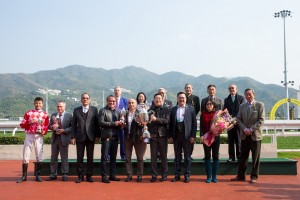 東華三院主席李鋈麟博士太平紳士（前排右三）與馬匹「紅旗星將」的馬主、練馬師及騎師合照